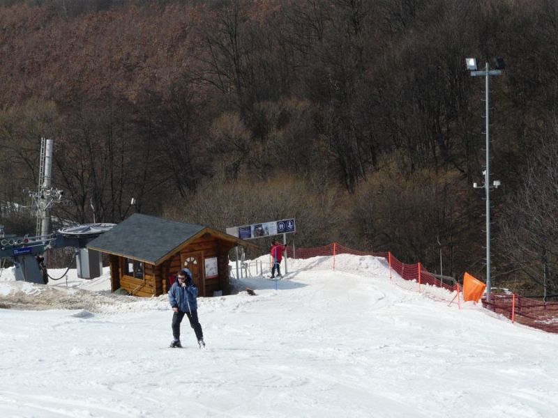 A nagy csákányos és nagy tányéros liftek beszállója, előtte Skidata chipkártyás beléptető - Sípark Mátraszentistván