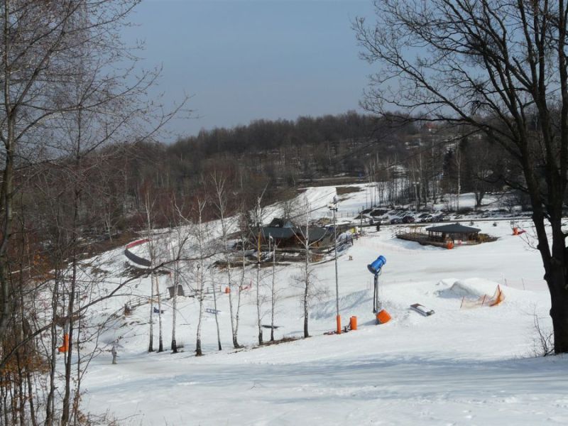 A Funpark nagy ugratója, mögöte a HócsúszdaPark, Hütte és Kör-Bár - Sípark Mátraszentistván