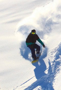 Snowboardos élvezi a friss havat Chilében - Fotó: El Colorado