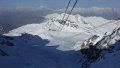 Kiszállás után a 2 Mont Fort liftböl 3330 méteren. Középen lent a Col de Géntianes 2950. Jobbra a free ride le Tortin 2050-re (900 méter szintkülönbséggel). Balra a Gentianes piros.