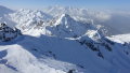 A Mont-Fort pálya teteje, fekete buckás. A háttérben a legmagasabb csúcs a Mont Blanc.