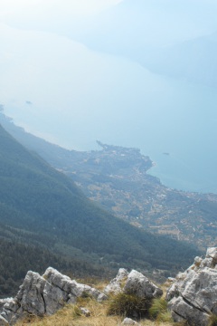 A tó a pálya tetejéről nézve