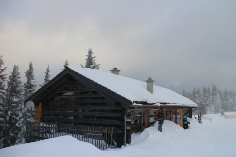 Az Anna-Alm Hütte, itt pihenhetünk a túrasízés után