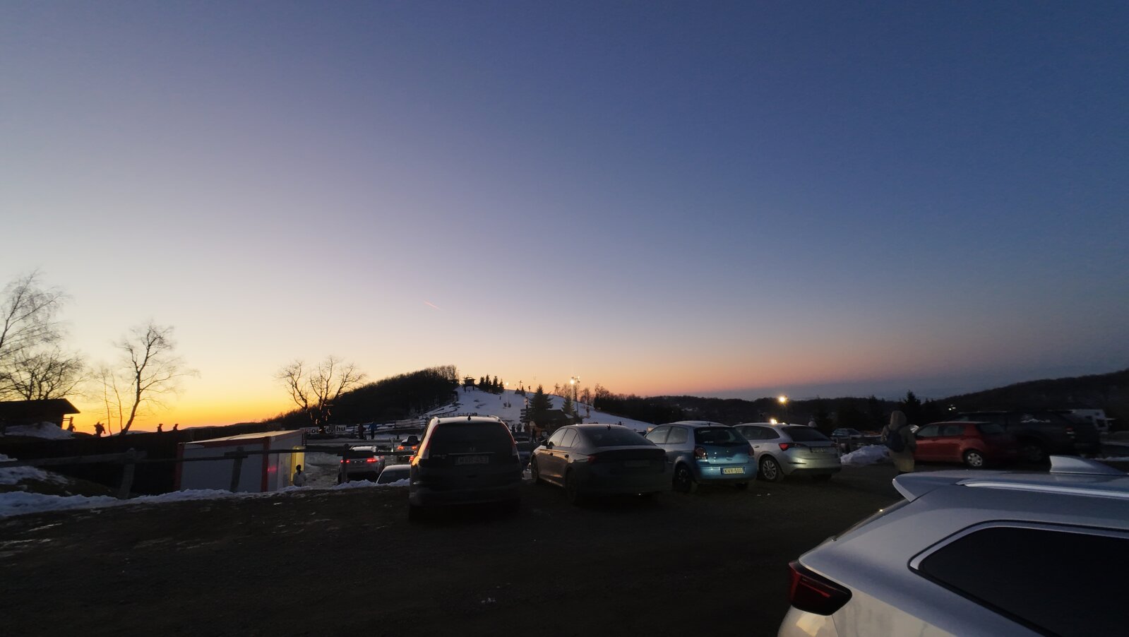 Naplemente és esti síelés