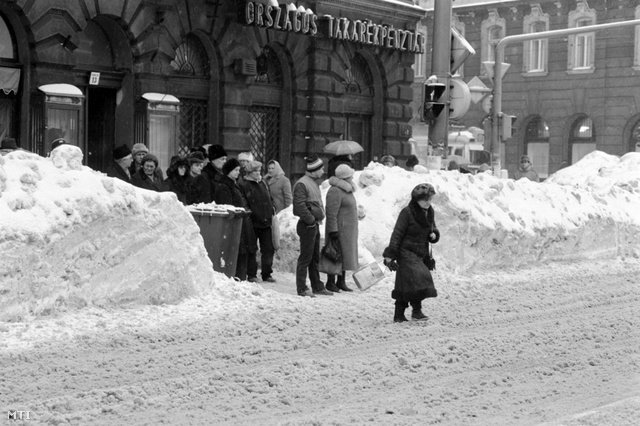 Budapest, 1987. január 15. Gyalogosok a Ferenc körúton egy gyalogátkelőn, embermagasságig érő hótorlaszok között kelnek át a körúton. Fotó: Pintér Márta, MTI