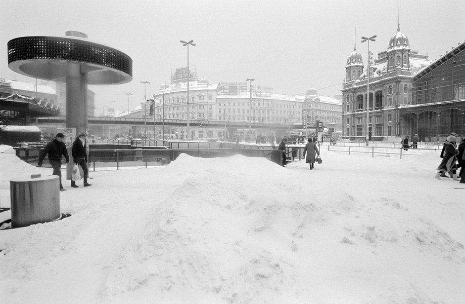 Budapest, 1987. január 12. Az utcai hőmérő -17 Celsius-fokot mutat a 30-50 cm-es hóval betakart Marx (1990-től Nyugati) téren. Jobbra a Nyugati pályaudvar épületének a részlete. Fotó: Baric Imre, MTI