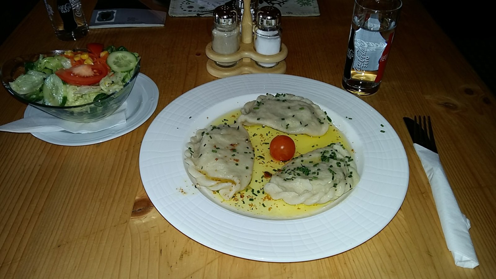 Karintiai specialitás: Kassnudel salátával ( Tröpolachon, a Bärenhüttáben rendeltük.)