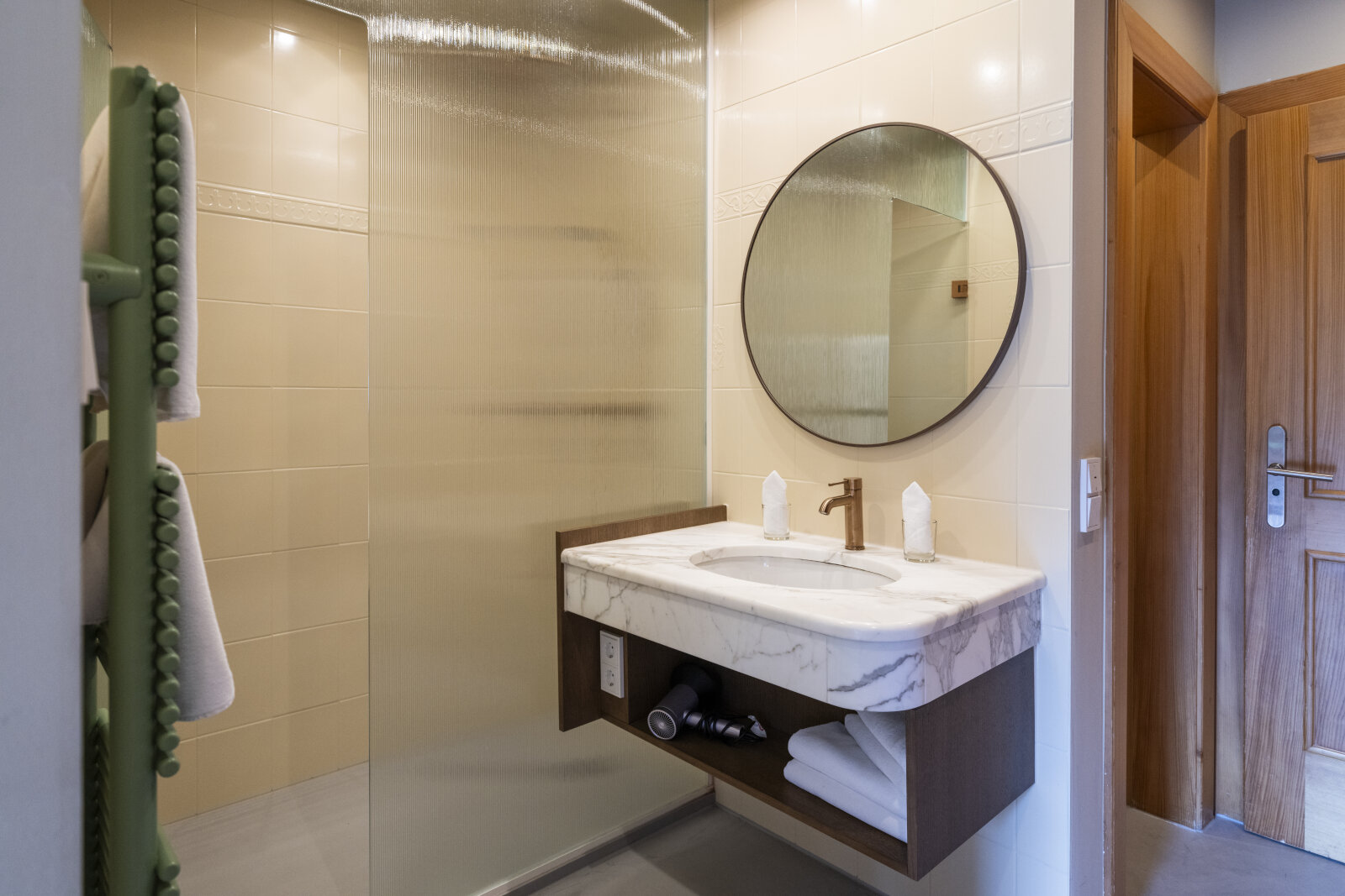 Familiensuite-Bad-by-Gert-Perauer.jpg