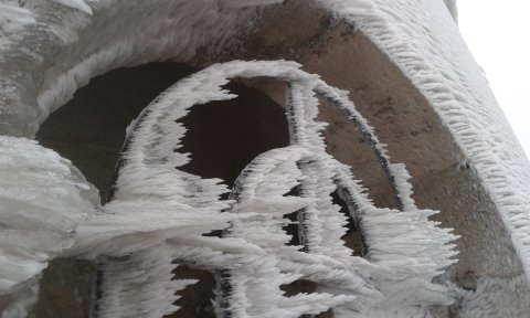 A kilátót a János-hegyen jég borítja