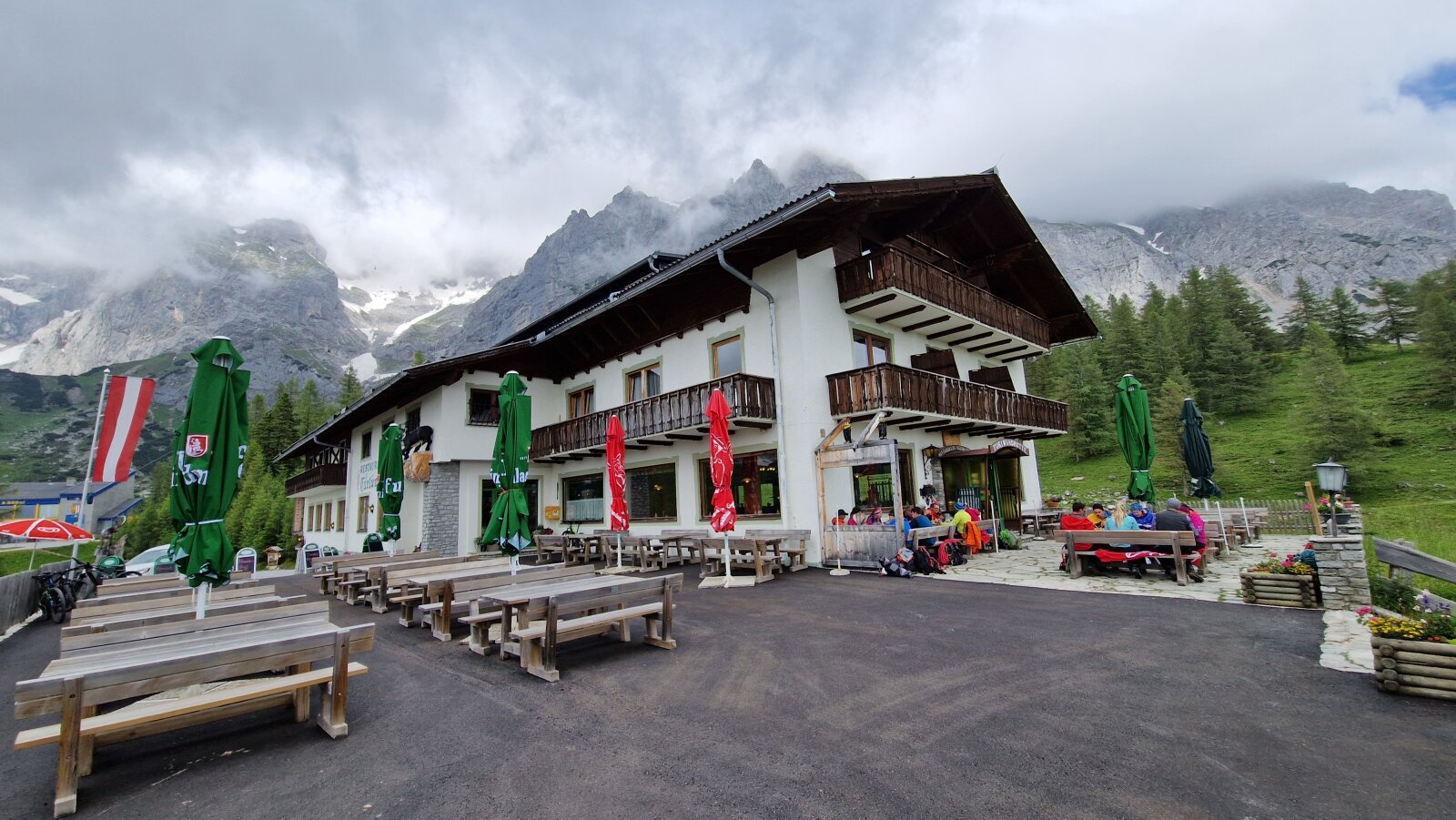 Hütte a Dachstein kabinos lift közelében, ide kerékpároztuk fel