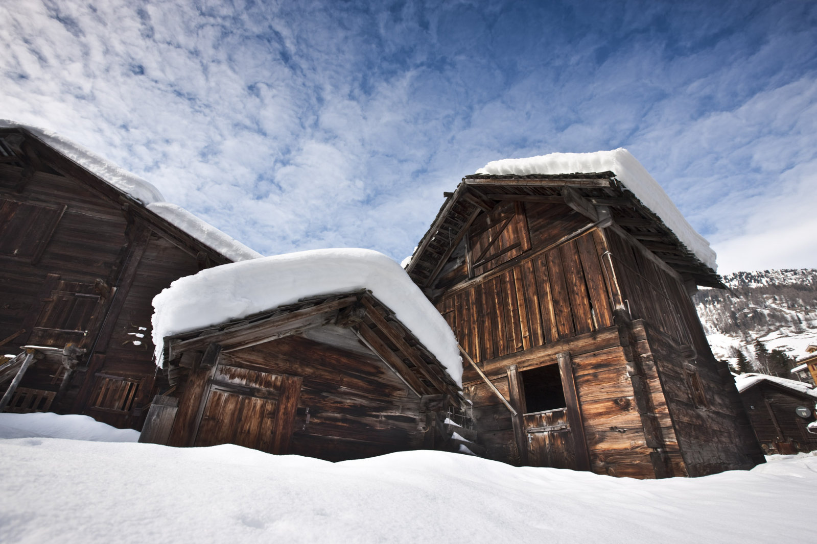 A nap sötétre festette a ház gerendáit - ilyen egy alpesi falu Svájcban