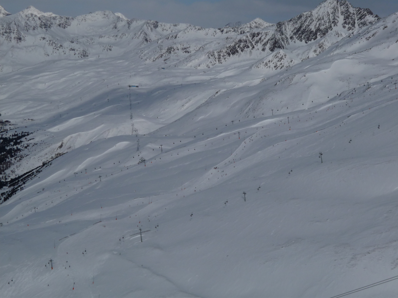 Obergurgl, háttérben Hochgurgl és a két síterepet összekötő Top-Express lift