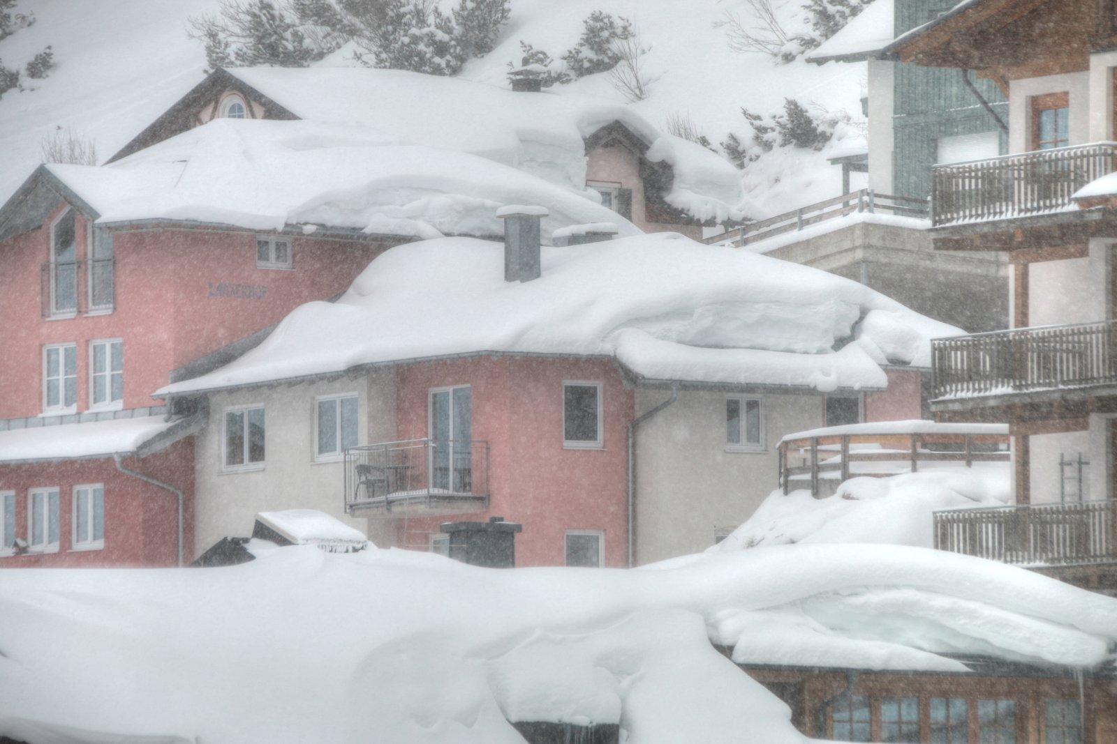 Hatalmas hó a háztetőkön Obertauernben április 10-én - Fotó: Stani