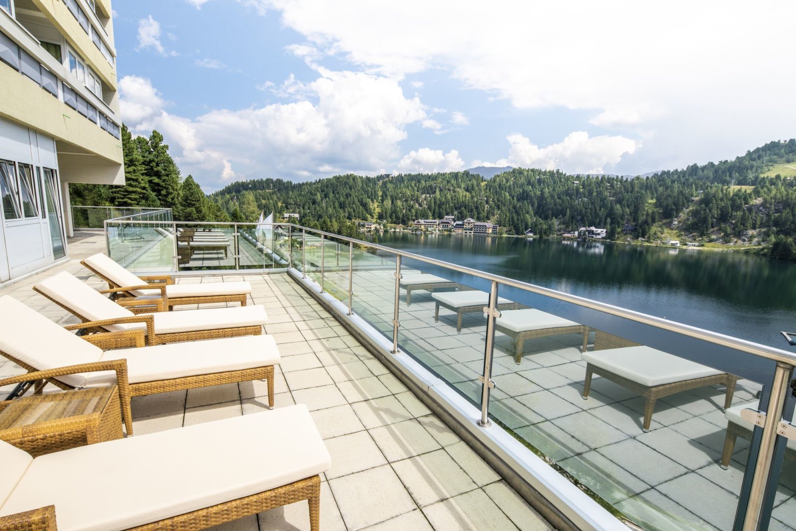 Wellness terasz a Panorama Hotelben - kilátás a Turrachi-tóra | Fotó: Gert Perauer