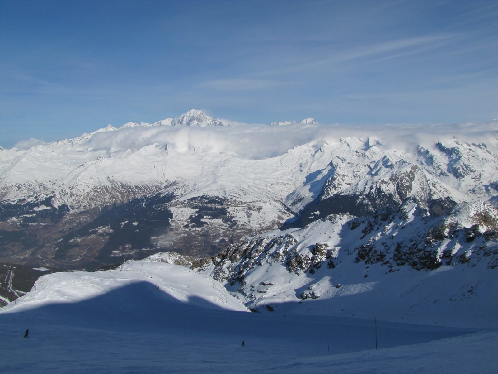 Az Aiguille Rouge-ról levezető pálya, háttérben a Mont Blanc