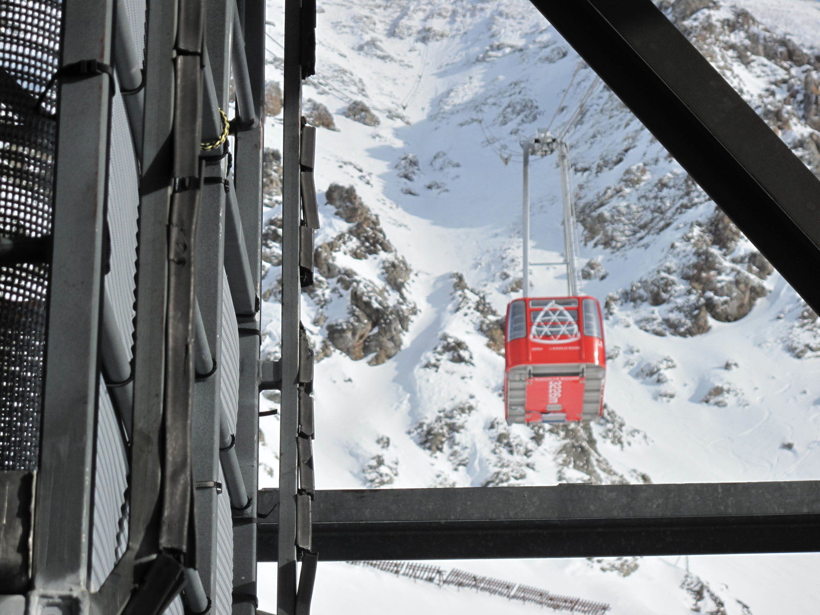 Les Arcs legmagasabb síliftje a 3226 m magas Aguile  Rouge ra röpít . Az onnan induló pályák csak feketék , a gatyát kérjük felkötni !