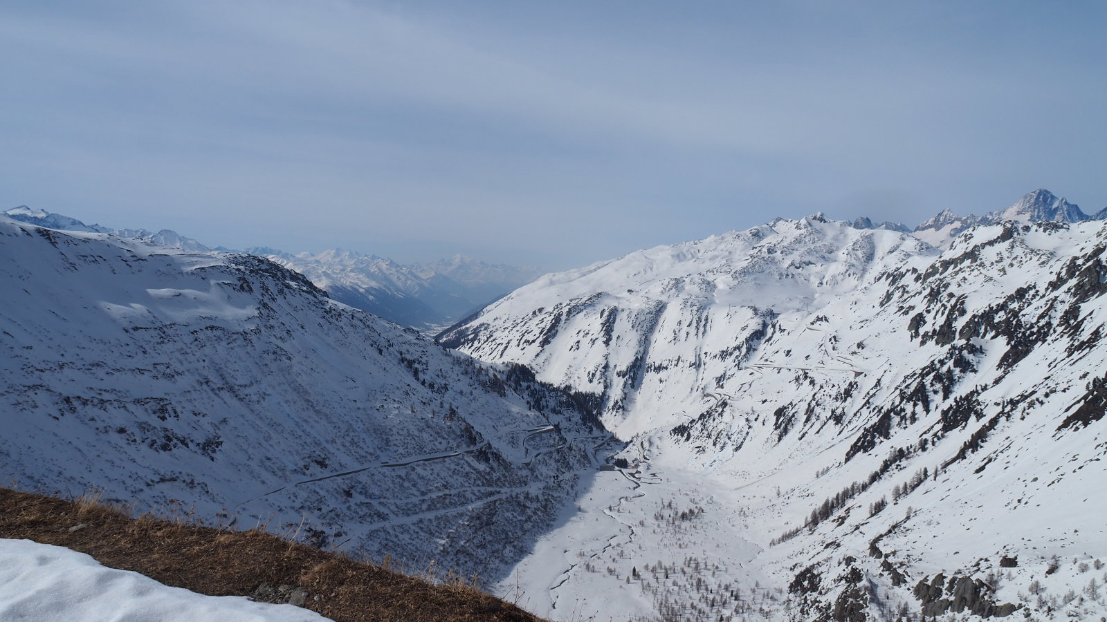 wallisi völgy nyugat felé enyhe felhővel, bal oldalon a Furka út jobb oldalon a Grimsel hágóút