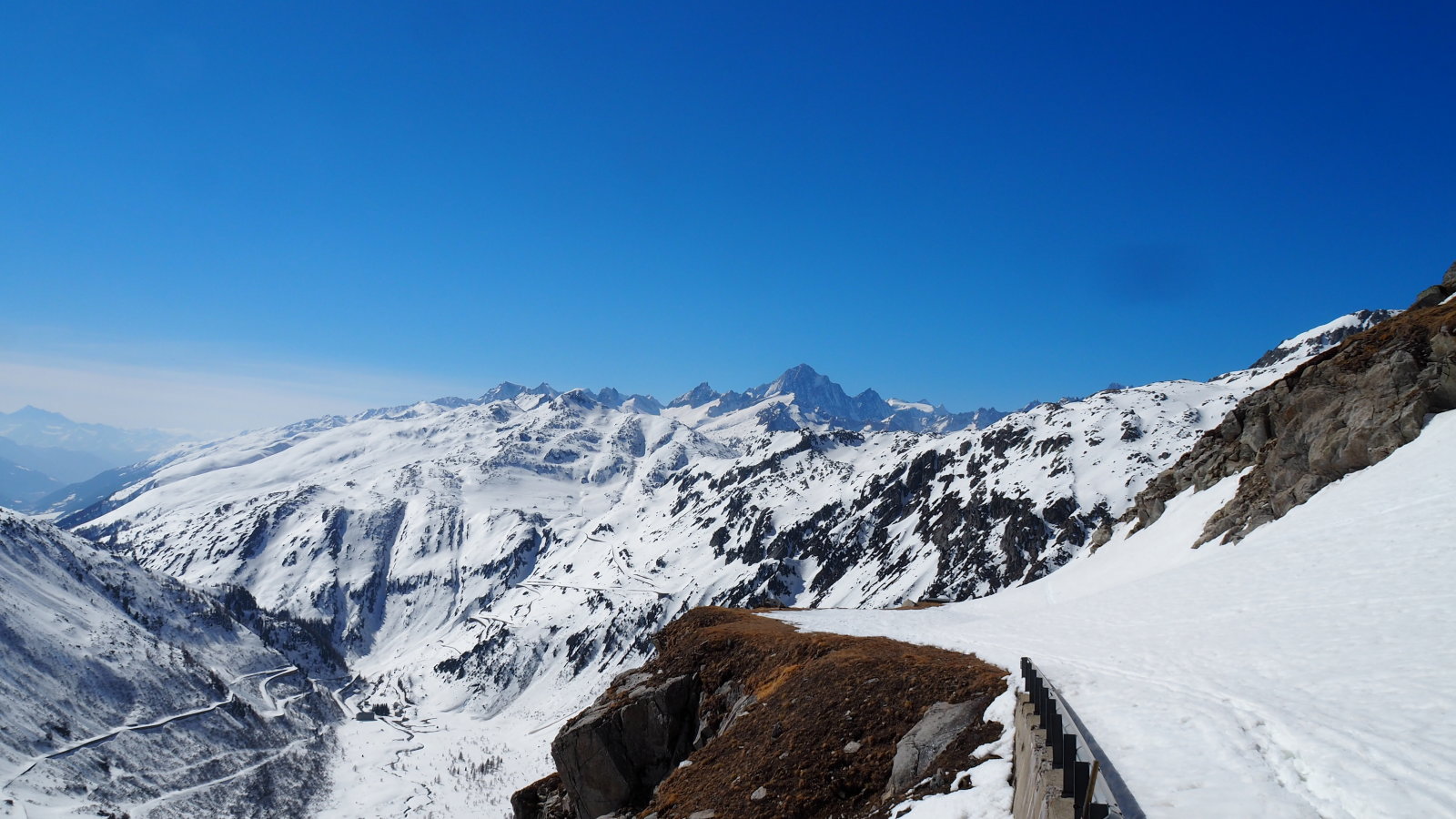 a Furka wallisi része, szemben a Finsteraarhorn (4274m)