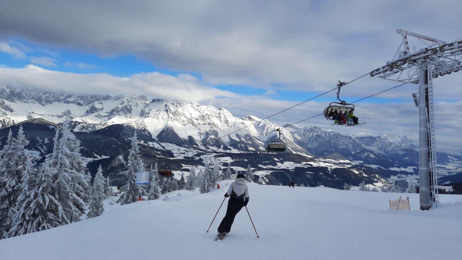 Idilli lesiklás Reiteralmon: széles pályák, tökéletes hó, kevés síelő, Dachstein panoráma