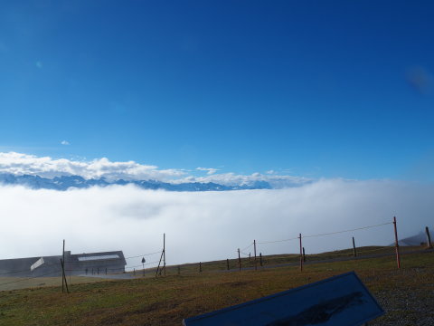 Kezd felszállni a köd 1798 méteren, délen a 4 ezres hegyek már látszanak
