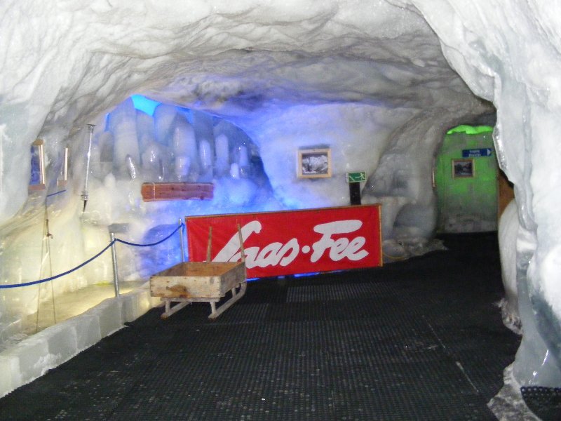 Ice Pavilon 3500 méteren  - séta a gleccserbe vájt alagútban - Kattints a képre a nagyításhoz