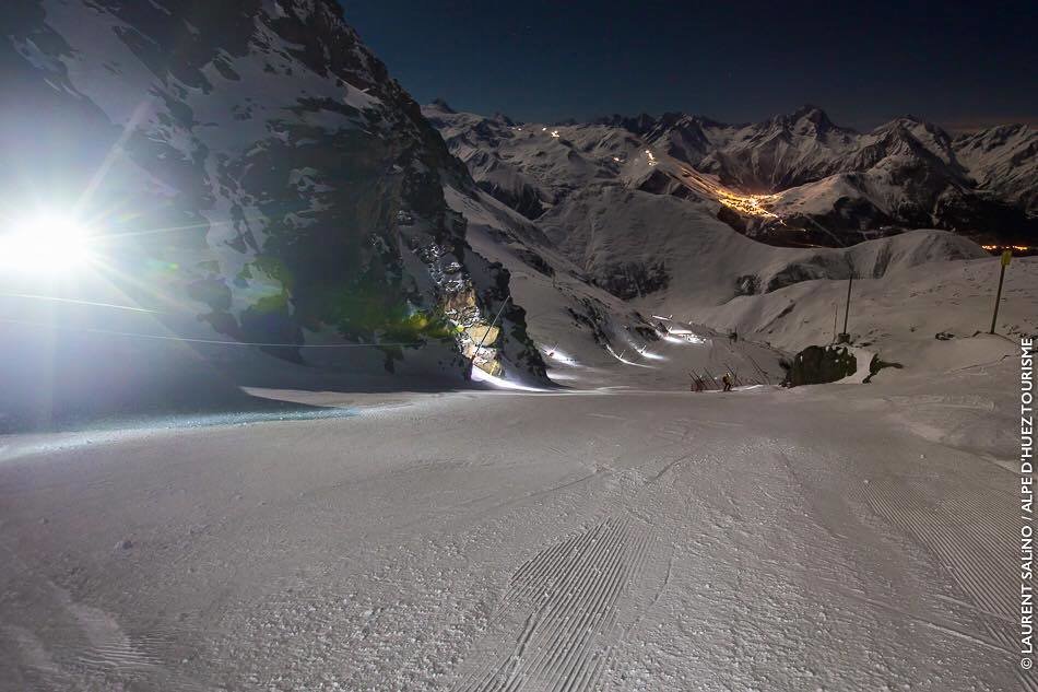 A Sarenne fekete pálya esi megvilágításban, a háttérben Les2Alpes pályáival