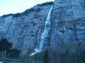több mint 70 vízesés egyike lauterbrunneni völgyben