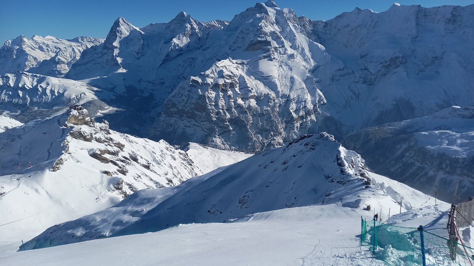 A Schilthornról lenézve