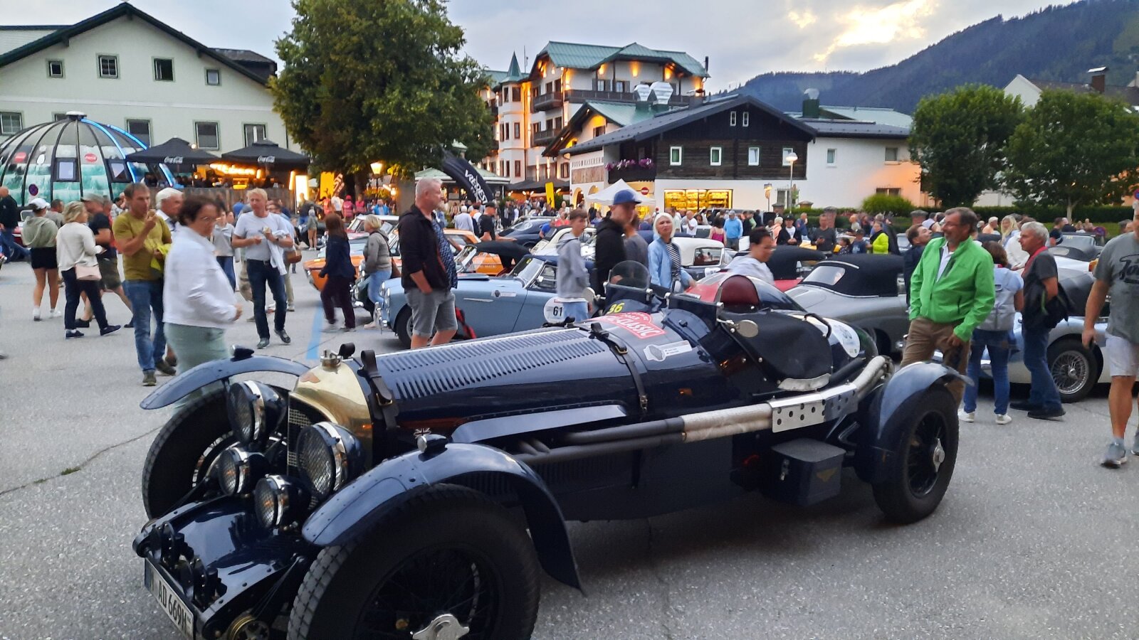 Ennstal Classic - muzeális autók vonulnak fel Schladming belvárosában 