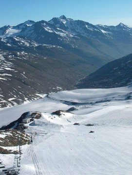 Alatta a gleccserpálya részlete és a befagyott Gleccser-tó