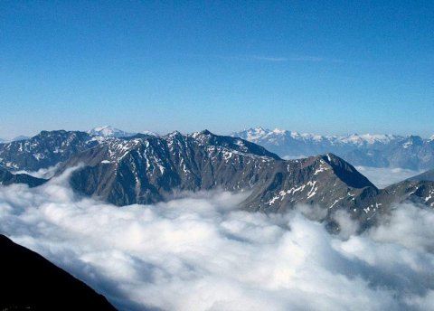 Az Ötztaler és a Stubaier Alpok csúcsai a kilátó teraszról