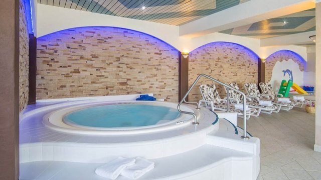 familienhotel-hallenbad-0364-media--dbc2cb87--query.jpg