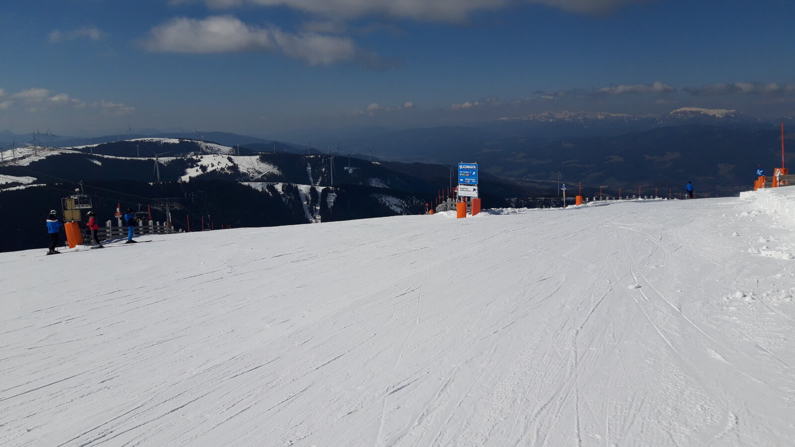 Stuhleck tetején 11 piros és 10 kék