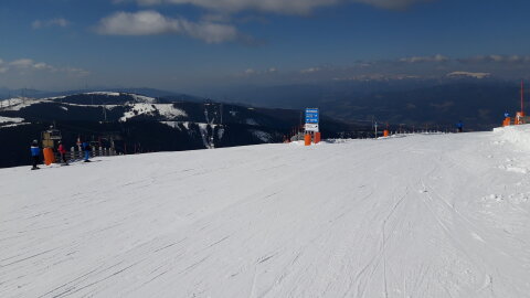 Stuhleck tetején 11 piros és 10 kék