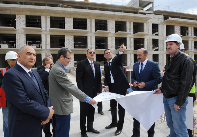 Ilham Aliyev elnök látogatása a Shahdag téli és nyári idegenforgalmi központ építésén - Kattints a képre a nagyításhoz
