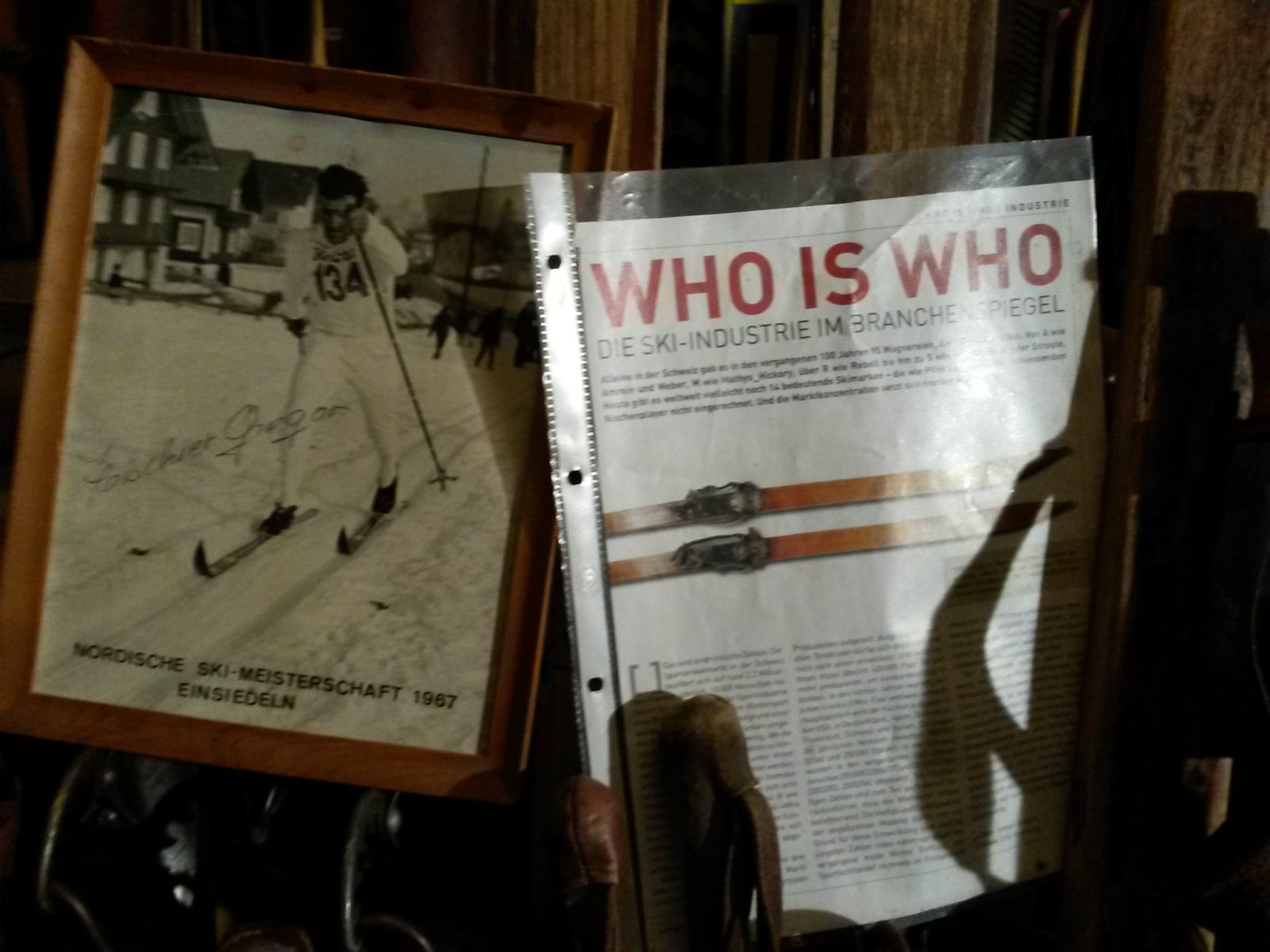 Relikviák, korabeli újságcikkek mesélnek a helyi sífutók sportsikereiről.