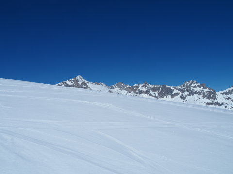 a hegy mögött húzódik a Rhone gleccser