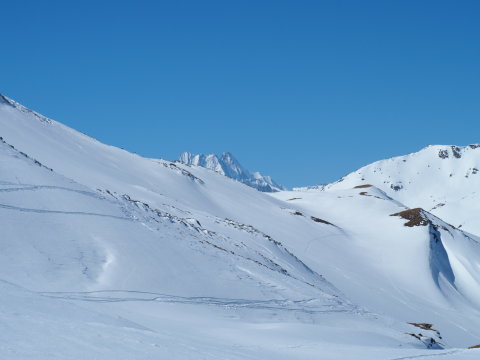 hátul a berni Alpok, középen van a Furka hágó