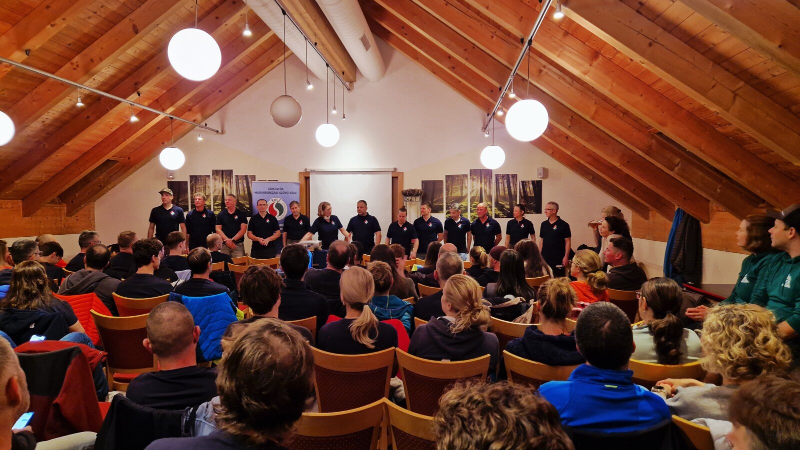 Az esti órákban szakmai előadások, majd közösségi játék volt a program a Ferienpark / Alps Resorts különtermében