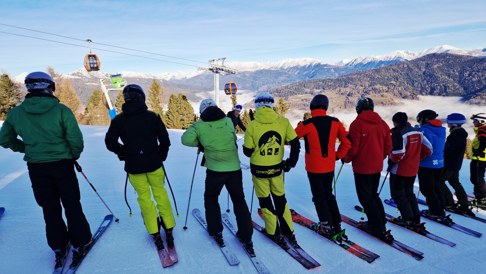 Kővári Enikő gyakorlati workshopot tart a síoktatók csoportjának