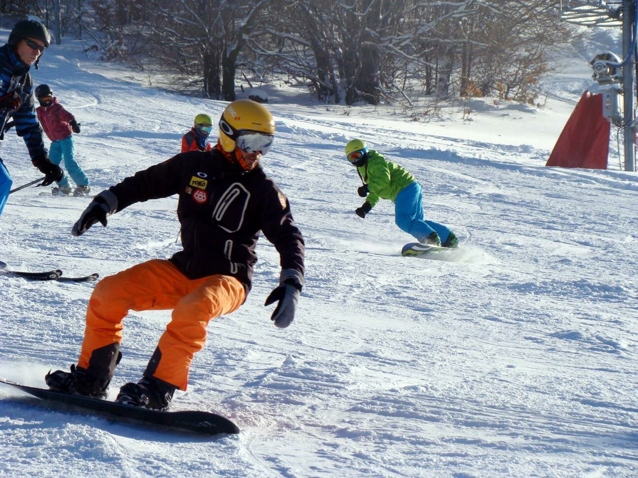 A snowboardoktató segít elsajátítani a helyes technikát. | Kép: MSBSZ