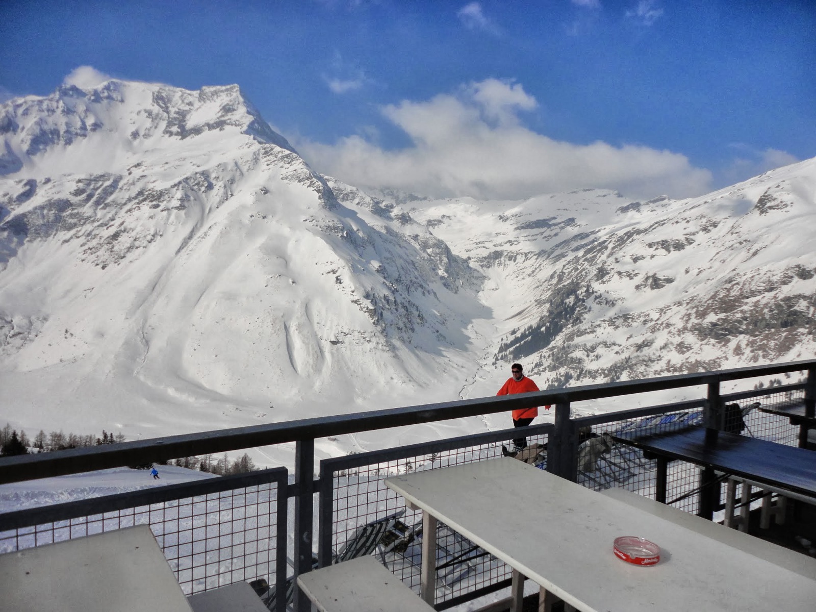 Pazar kilátás a patakvölgyre és a szemközti hegyekre a Sportgastein síterület középállomásán található étterem teraszáról