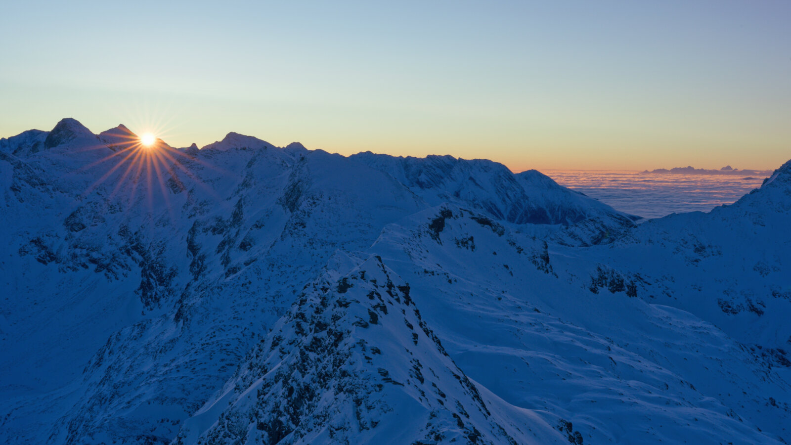A Magas-Tauern főgerince, mögötte Karintia