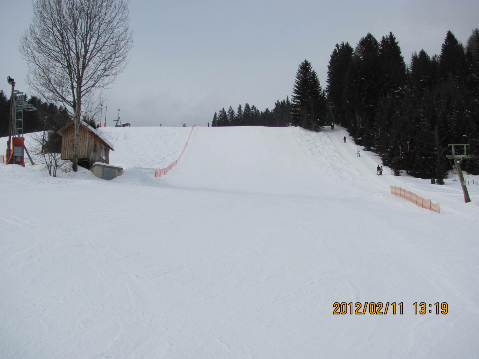 Snowboard pálya "meredek" szakasza, emellett van a funpark