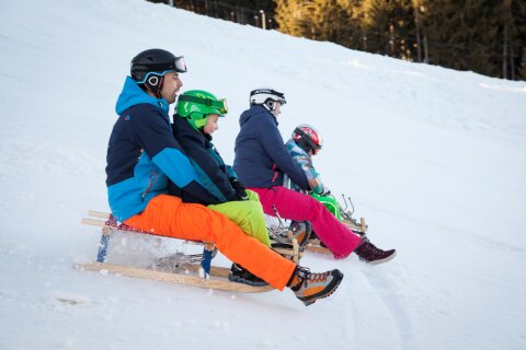 Familie-beim-Rodeln-Familienschiberg-St-Jakob-im-Walde-Foto-Georg-Brezlanovits-2500x1667.jpg