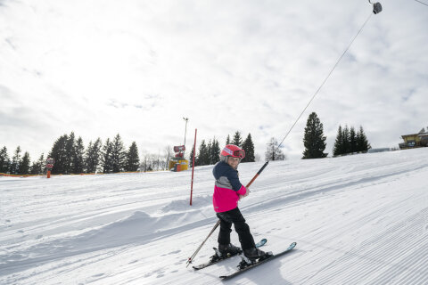 kind-skifahren-schlepplift-familienschberg-familienhotel-berger-2024-.JPG