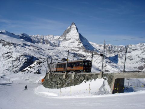 Zermatt síterepén található az a fogaskerekű vasút, mely a síelőket a világon a legmagasabbra, 3089 méterre szállítja.