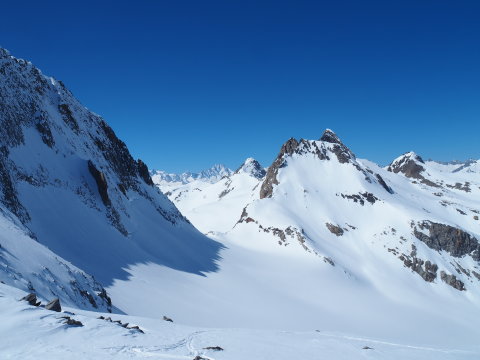 középen hátul a berni Alpok hegyei látszódnak