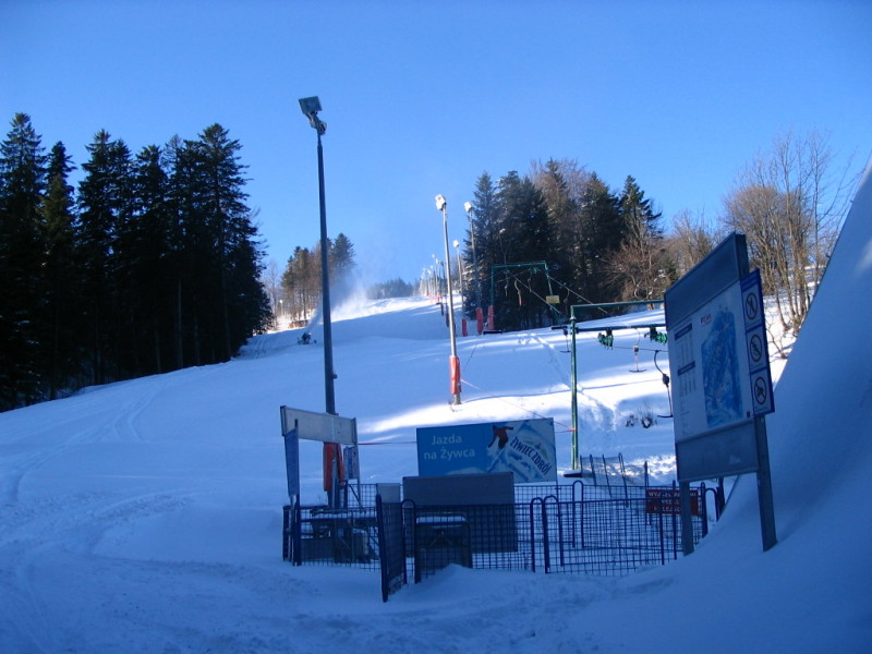 Csákányos felvonó és hóágyúzott sípálya szezonnyitás előtt Korbielowban - Kattints a képre a nagyításhoz