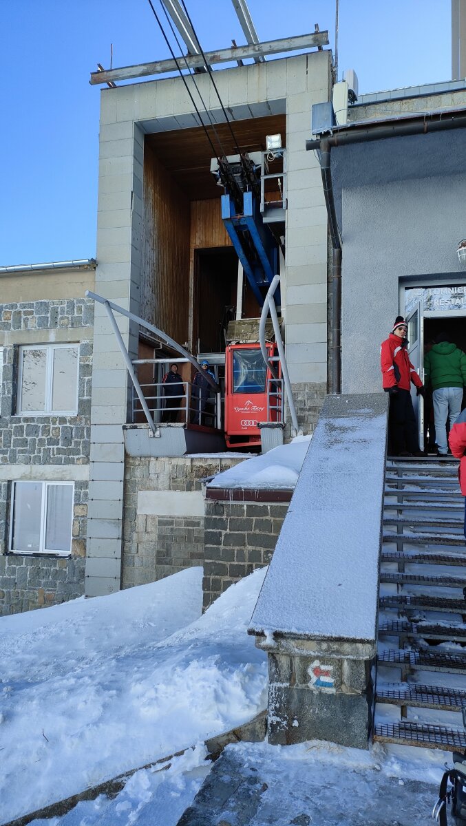A piros kabinos lift - ez visz a Lomnici-csúcsra
